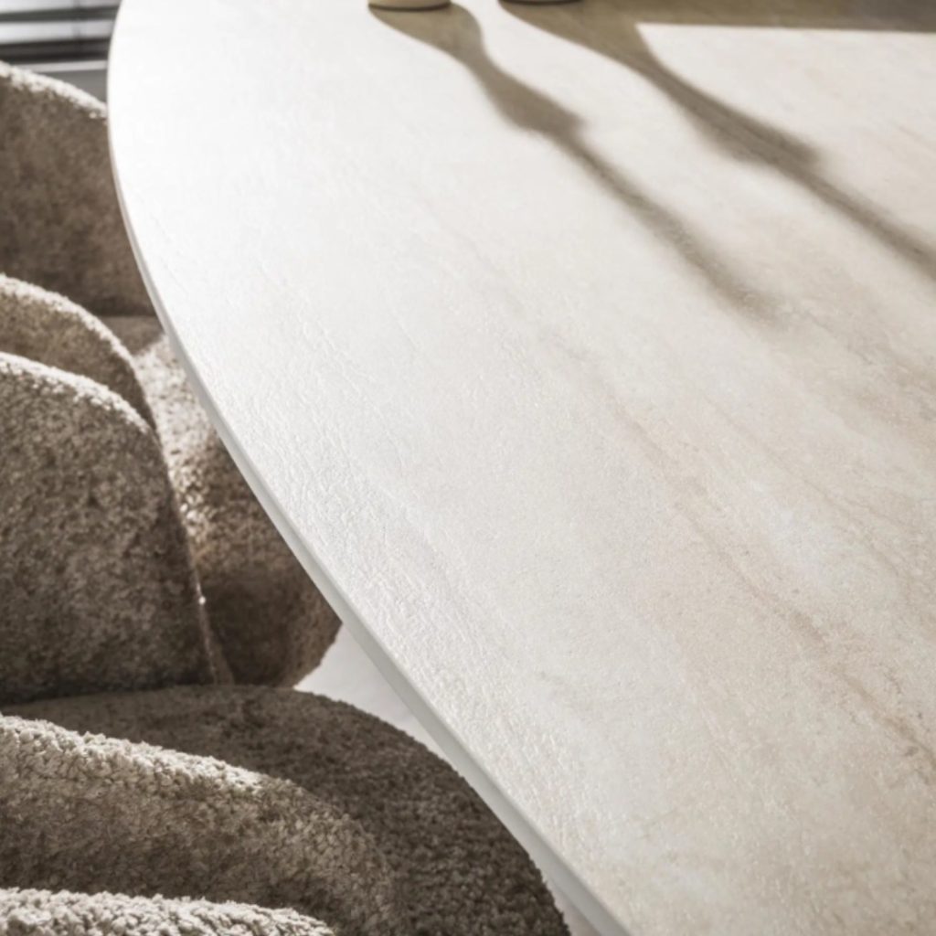 Detail foto van het tafelblad van Eettafel Silvy uit de HUUS Premium Collectie