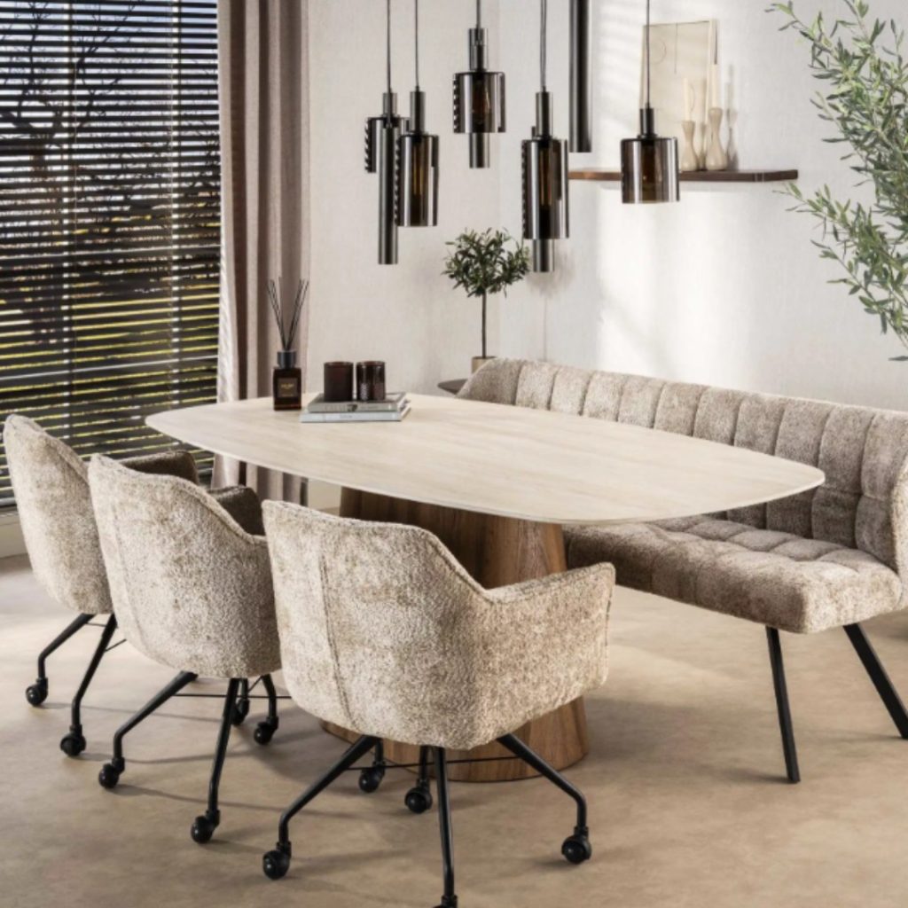 Eettafel Silvy uit de HUUS Premium Collectie is een stijlvolle en eigentijdse toevoeging aan je woonkamer