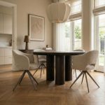 Sfeerfoto Eetkamerstoel Lela van LABEL51 naturel Elite stof met taupe frame
