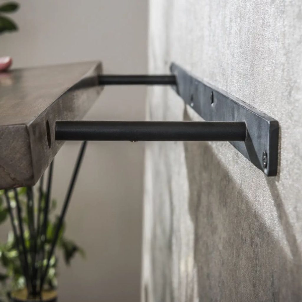 detailfoto van ophangsysteem. Zwevende wandplank.
