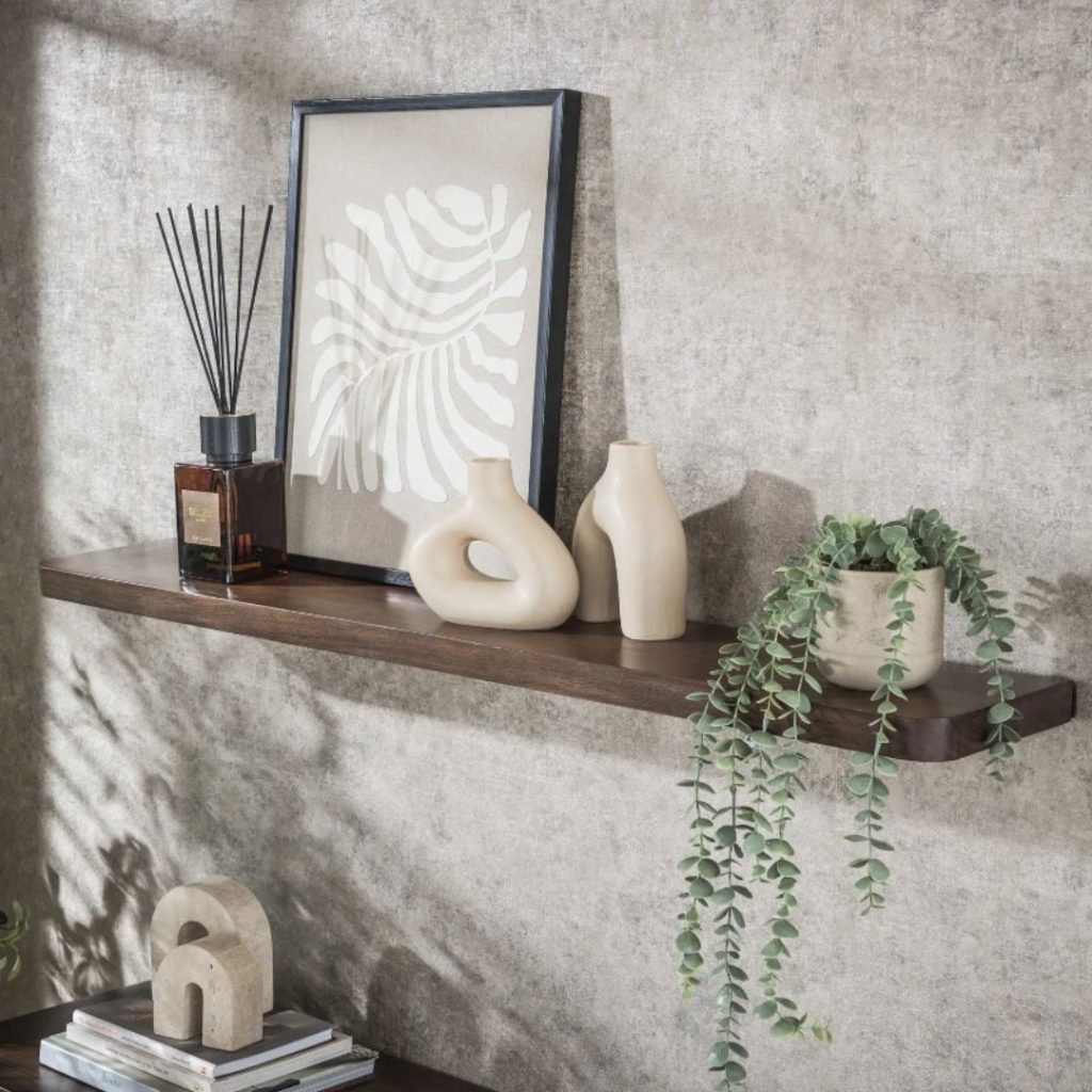 Houten wandplank bruin sfeervol aangekleed met accessoires 120cm.