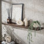 Houten wandplank bruin sfeervol aangekleed met accessoires 120cm.