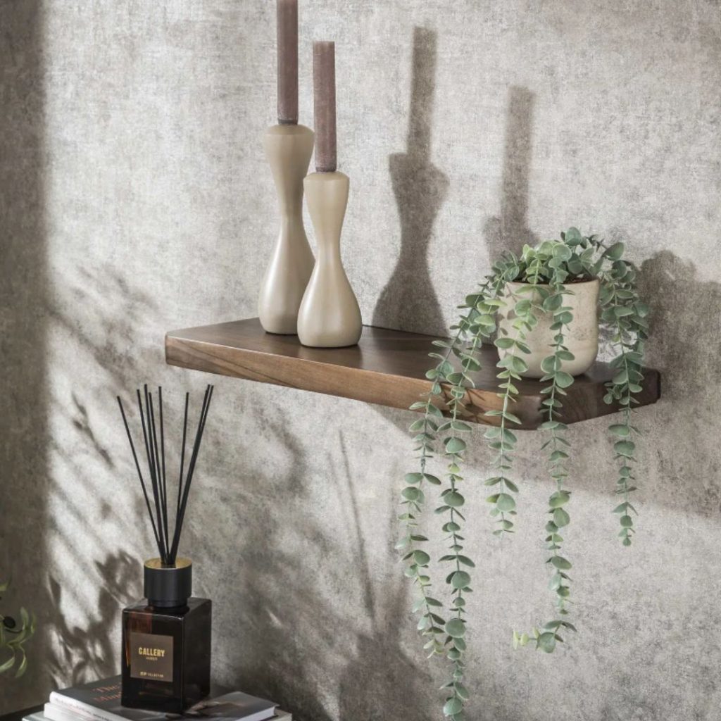 Sfeerfoto met accessoires op de wandplank 60cm. Lichtgrijze achtergrond houten wandplank.