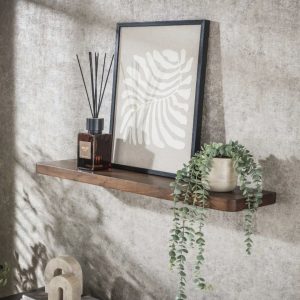 Wandplank tegen een grijze achtergrond aangekleed met accessoires. Houtenwandplank 90cm