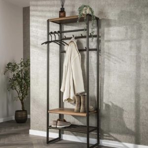 Garderobemeubel Brownie hout in een moderne hal met jassen aan haken en schoenen onder de plank