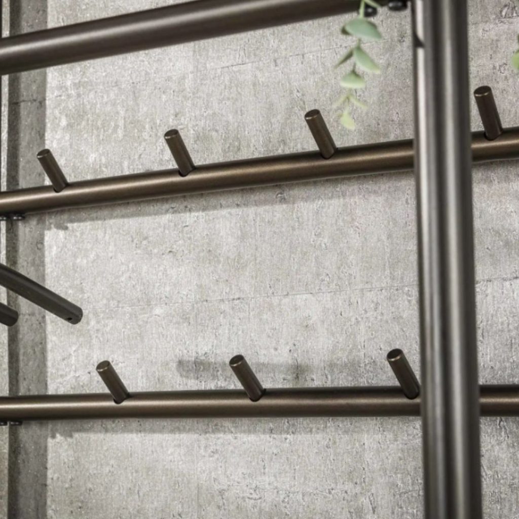 Close-up van Garderobemeubel Brownie hout met eikenhoutlook hoedenplank en metalen frame