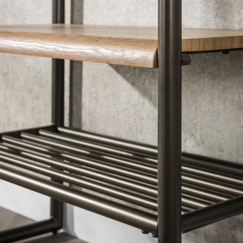Close-up van Garderobemeubel Brownie hout met eikenhoutlook hoedenplank en metalen frame