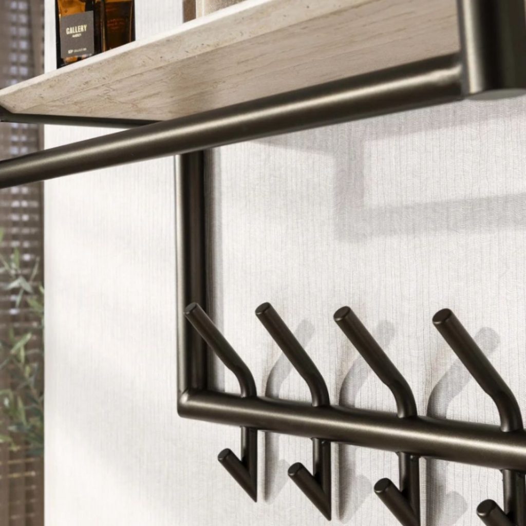 Close-up van Kapstok Brownie met roede, bronskleurige afwerking en travertine-look hoedenplank