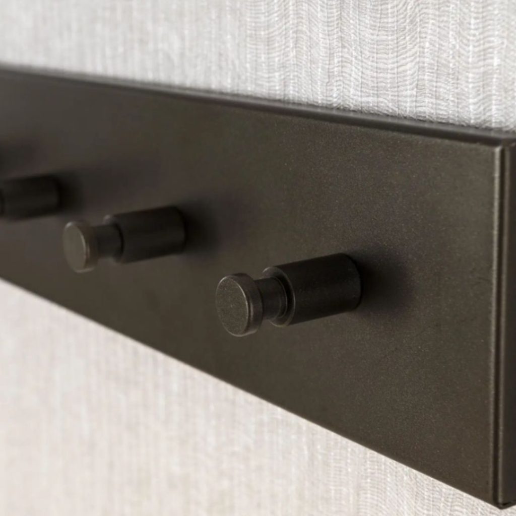 Close-up van Kapstok Brownie met bronskleurige afwerking en stevige metalen haken