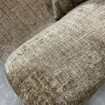 Detail foto chenille caramel stof van hoekbank Cloudy van HUUS