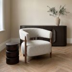 Trendy en betaalbare fauteuil Japandi, walnoot frame gecombineerd met een taupe kleurige zitting. Voor de goedkoopste prijs bij HUUS.