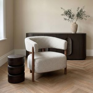 Trendy en betaalbare fauteuil Japandi, walnoot frame gecombineerd met een taupe kleurige zitting. Voor de goedkoopste prijs bij HUUS.