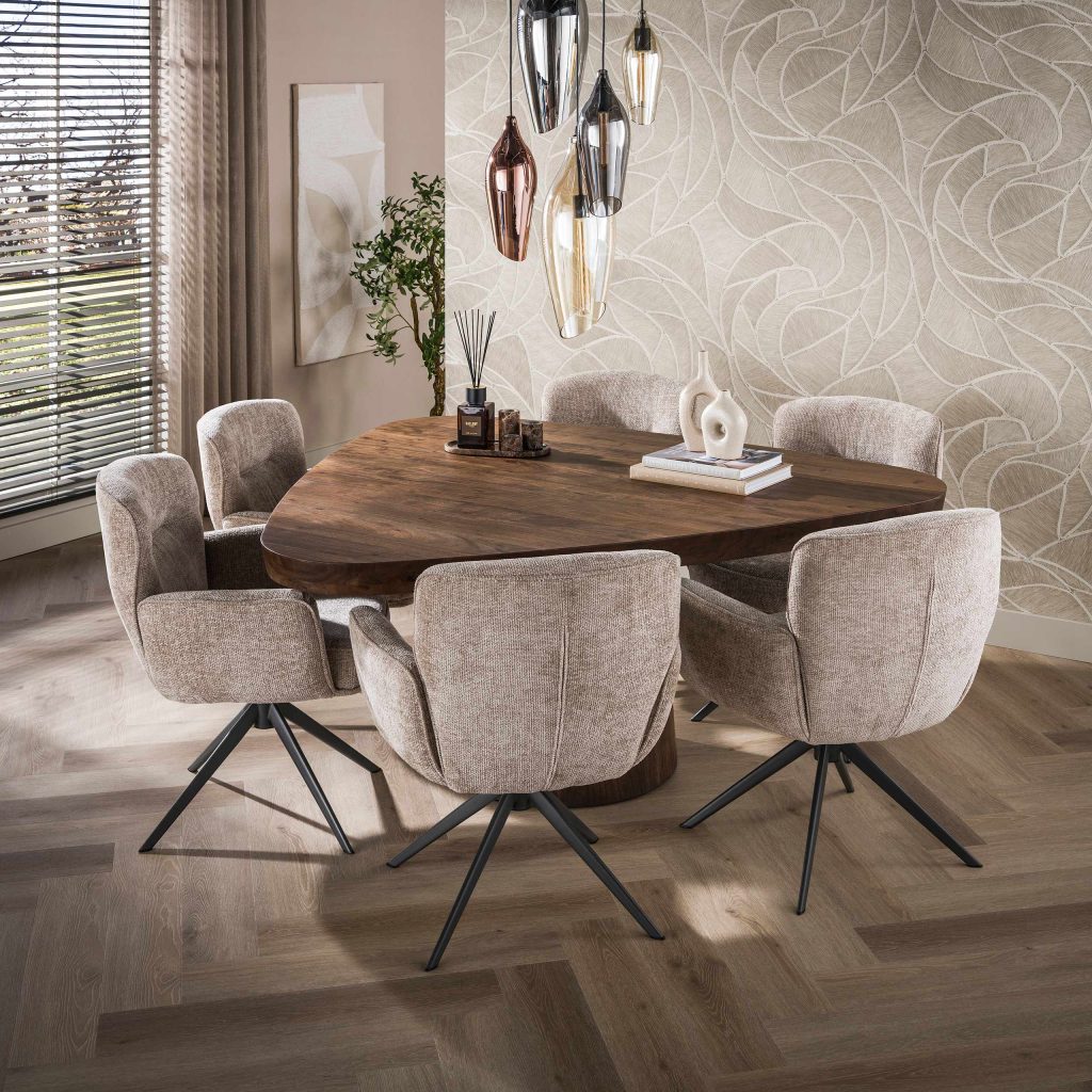 Eetkamerstoel tommy zand jkleur aan houten driehoek tafel