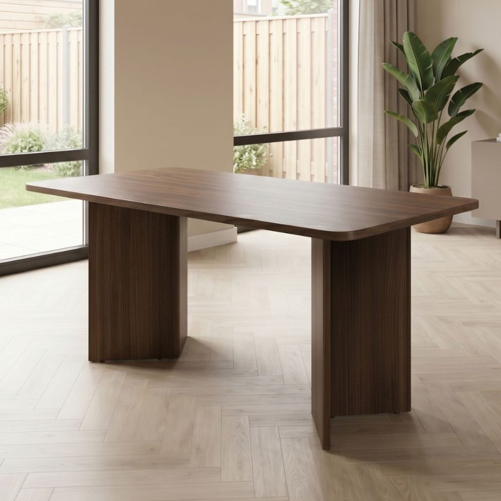 Eettafel in de walnoot kleur in sfeervolle eetkamer.