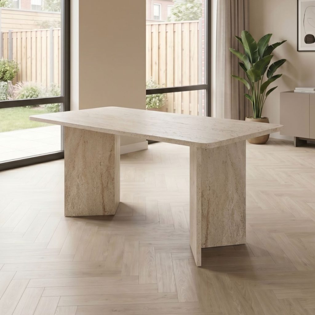 eettafel in travertin kleur in eetkamer