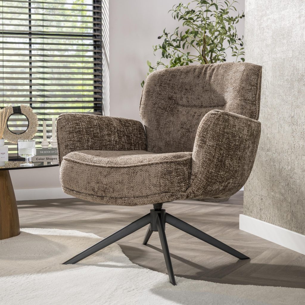 Fauteuil Tommy champagne kleur HUUS in sfeervolle kamer