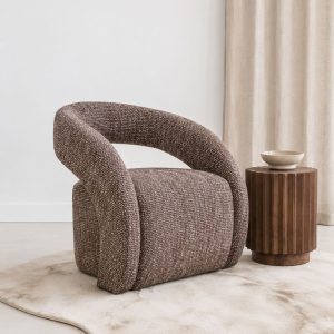 Fauteuil Anitbes van LABEL51 in een unieke Cherry Chocolate kleur in een rustig, japandi interieur.
