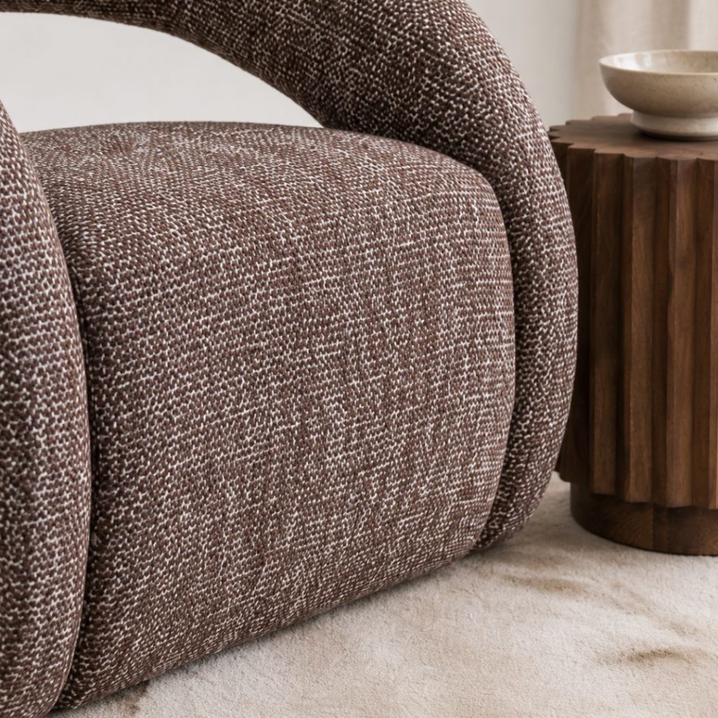 Fauteuil Anitbes van LABEL51 in een unieke Cherry Chocolate kleur in een rustig, japandi interieur.