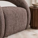 Fauteuil Anitbes van LABEL51 in een unieke Cherry Chocolate kleur in een rustig, japandi interieur.