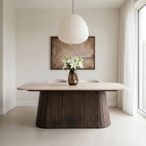 Eettafel Japandi met een marmer blad en een espresso mangohouten poot, perfect voor ieder japandi interieur.