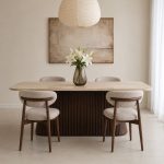 Eettafel Japandi met een marmer blad en een espresso mangohouten poot, perfect voor ieder japandi interieur.