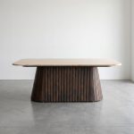 Eettafel Japandi met een marmer blad en een espresso mangohouten poot, perfect voor ieder japandi interieur.