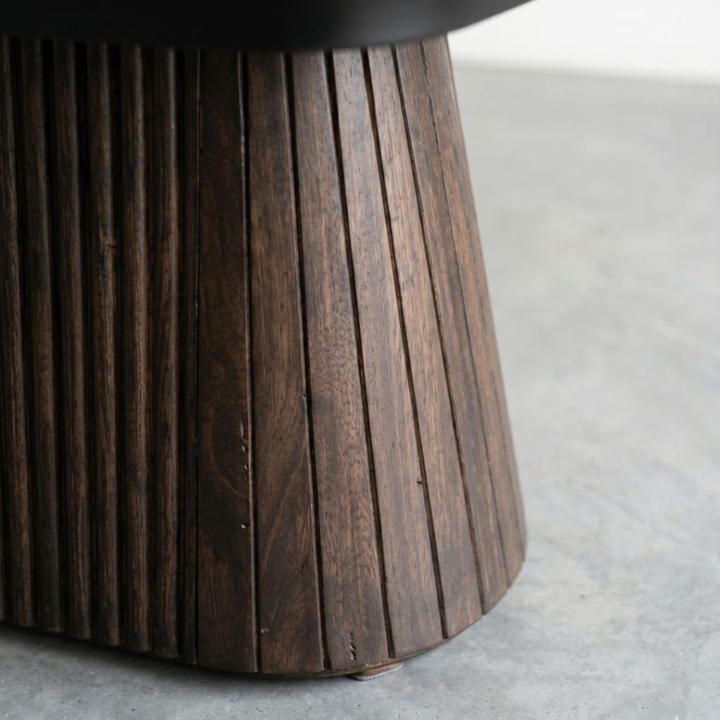 Detail foto van het espresso mangohouten poot Eettafel Japandi van HUUS