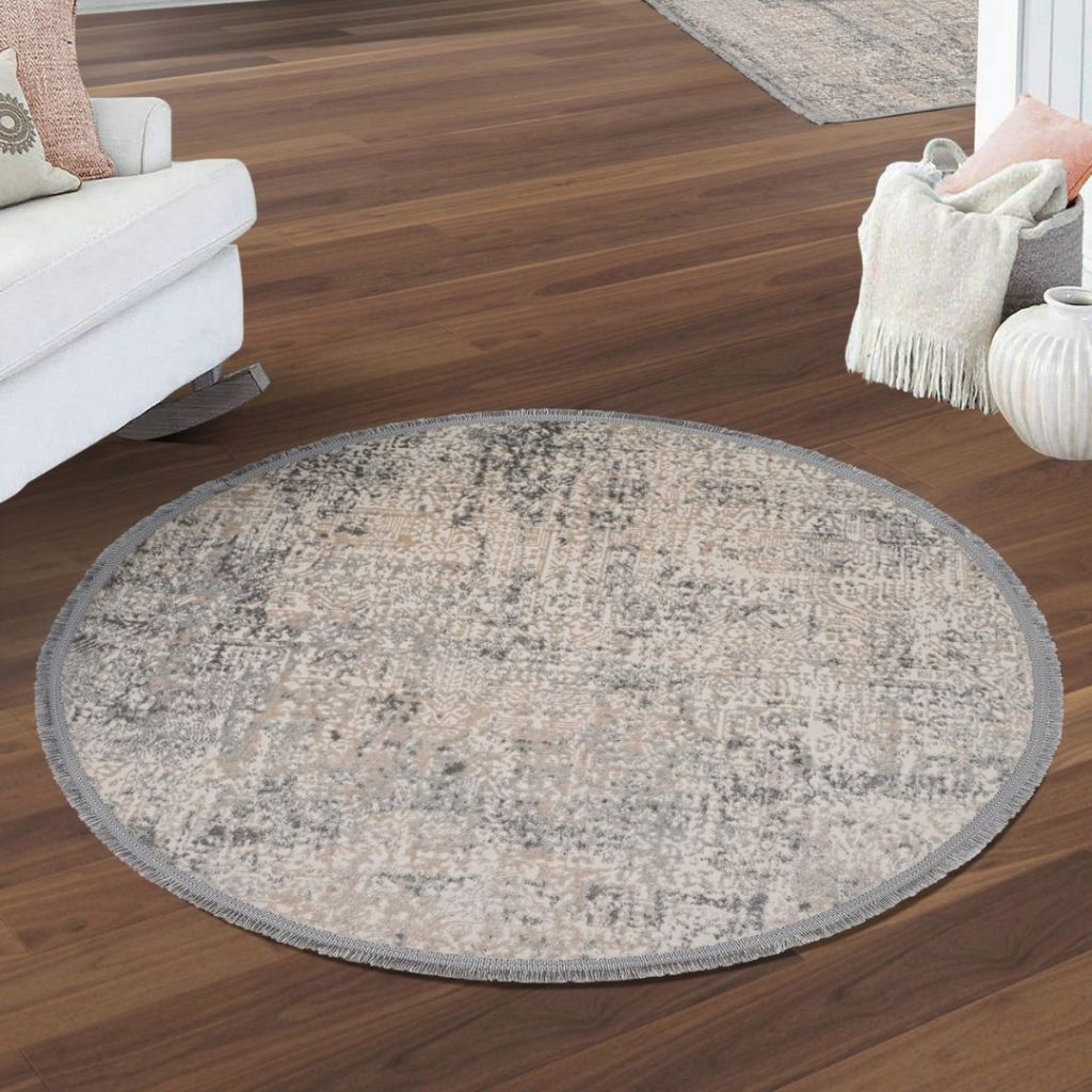 Sfeerfoto vloerkleed beige grijs tinten franje op warme houten vloer
