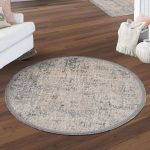 Sfeerfoto vloerkleed beige grijs tinten franje op warme houten vloer