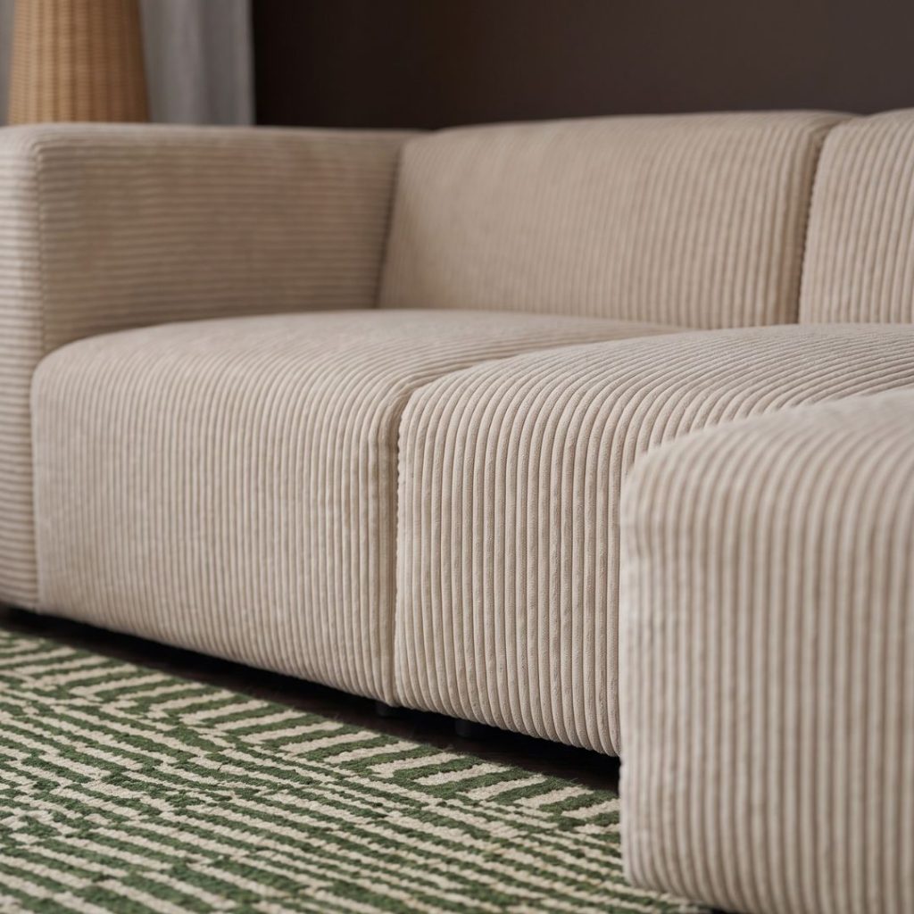 Detail van de zachte beige ribstof van hoekbank Alfie