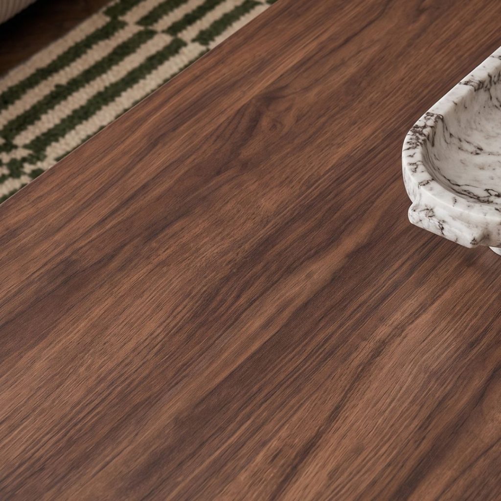 Detail van het walnootlook melamine blad met natuurlijke houtstructuur