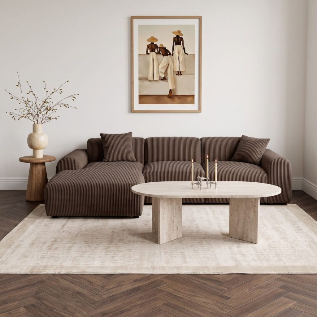 Salontafel met travertinlook tafelblad in een lichte Japandi woonkamer