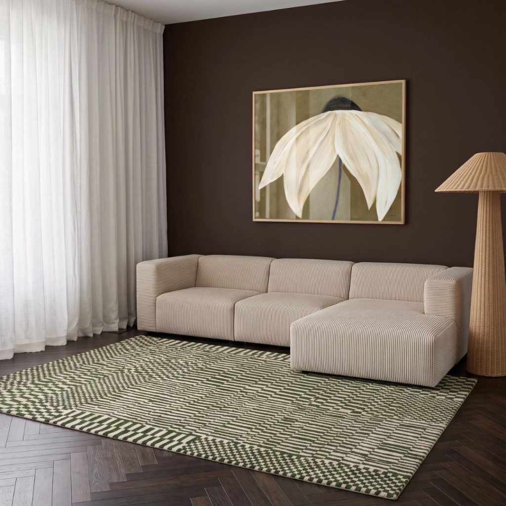 Beige hoekbank in ribstof gecombineerd met een rustig Japandi interieur