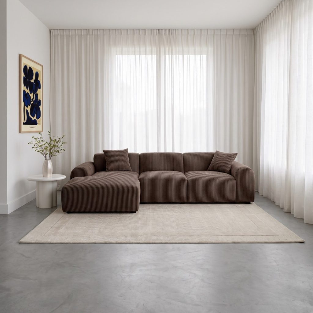 Hoekbank Cloudy in bruine ribstof in een modern Japandi interieur