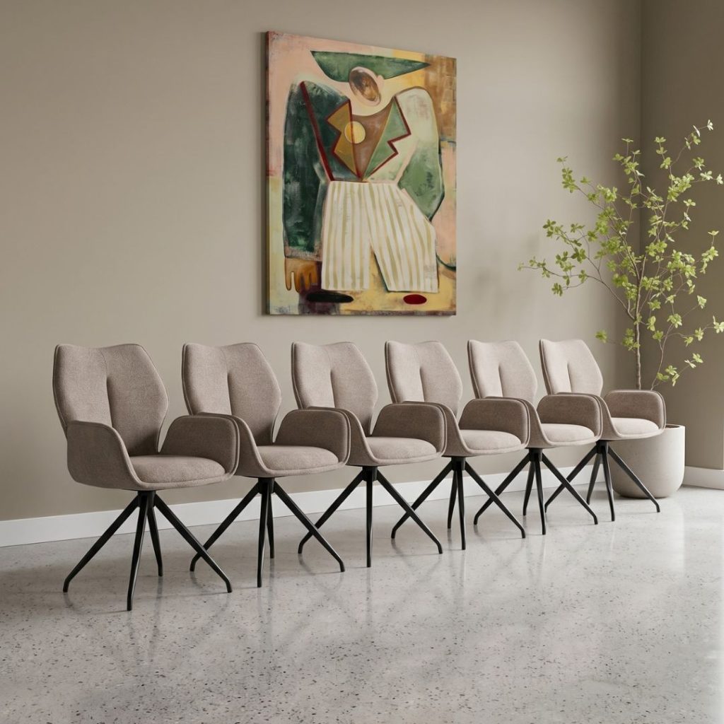 Eetkamerstoel Elise in een beige kleur perfect voor een modern interieur.