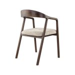 Eetkamerstoel Lone van LABEL51 met een beige zitting en een walnoot eikenhout frame.