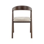 Eetkamerstoel Lone van LABEL51 met een beige zitting en een walnoot eikenhout frame.