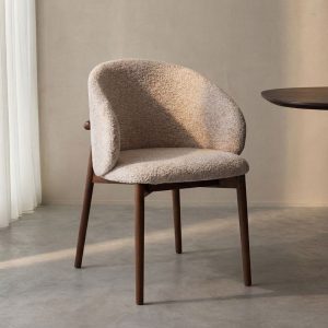 Eetkamerstoel Nagano van LABEL51 met een walnoot essenhout frame en een beige geweven zitting.