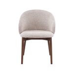 Eetkamerstoel Nagano van LABEL51 met een walnoot essenhout frame en een beige geweven zitting.