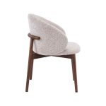 Eetkamerstoel Nagano van LABEL51 met een walnoot essenhout frame en een beige geweven zitting.
