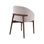 Eetkamerstoel Nagano van LABEL51 met een walnoot essenhout frame en een beige geweven zitting.