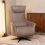 Elektrische fauteuil Lund van LABEL51 in een tijdloze microleder in een taupe kleur.