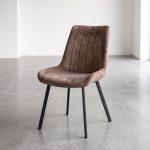 Eetkamerstoel Dali in een bruine velours stof nu in een combideal met industriele eettafel iris bij HUUS