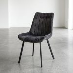 Eetkamerstoel Dali in een antraciet velours stof nu in een combideal met industriele eettafel iris bij HUUS